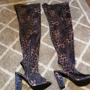 leopard suade like material pep.toe boots 👢 sexy club